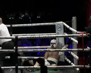 Τι το 'θελε το μποξ; Αστέρι της Premier League μπήκε στο ρινγκ και «έφαγε» αλύπητο ξύλο (video)