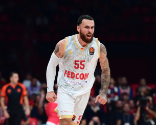 Ο Μάικ Τζέιμς επιστρέφει για το Game 5 φορώντας το νούμερο «32» του τιμωρημένου Στράζελ