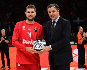 Ο Μποντίρογκα βράβευσε στο ΣΕΦ τον MVP της Euroleague Σάσα Βεζένκοφ