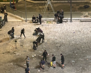 Οι οπαδοί του ΠΑΟΚ καθάρισαν την πλατεία Ναυαρίνου μετά την ήττα στον τελικό του Europe Cup απ' την Μπιλμπάο