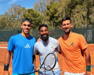 Ο Τζόκοβιτς προετοιμάζεται για το Roland Garros κάνοντας προπόνηση με Ροντινέι
