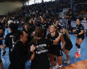 Οι πανηγυρισμοί των αθλητριών του ΠΑΟΚ με τους φιλάθλους μετά την κατάκτηση του πρωταθλήματος (video)