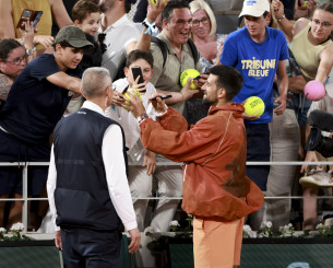 O Τζόκοβιτς εμφανίστηκε στο Roland Garros και έκανε πάταγο με το μπουφάν του