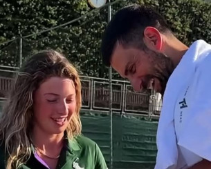 Ο Τζόκοβιτς απολογήθηκε στο ball girl μετά τη φάρσα και της χάρισε ένα όμορφο δώρο (video)