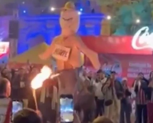Χαμός στην Παραγουάη: Έκαψαν ομοίωμα του Εμπαπέ σε φεστιβάλ (video)