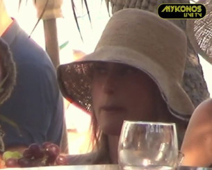 Η Σαμπαλάνκα πήγε στην Μύκονο και προσπάθησε να κρύψει την ταυτότητά της (video)