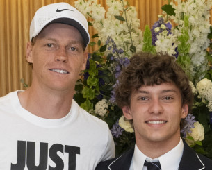 Ο Αντονέλι εμφανίστηκε στο Wimbledon και φωτογραφήθηκε με τον Σίνερ (photo)