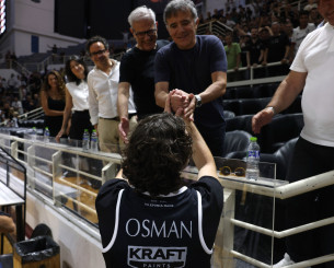 Το στιγμιότυπο ανάμεσα σε Μυστακίδη και Οσμάν κατά την παρουσίαση του Τούρκου
