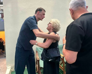 Η αγκαλιά του Γιώργου Μπαρτζώκα με την Μάγδα Φύσσα