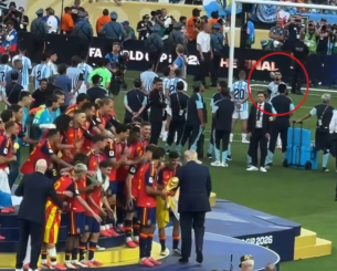 Respect: Ο μοναδικός Αργεντινός παίκτης που δεν γύρισε την πλάτη του στην απονομή των Ισπανών