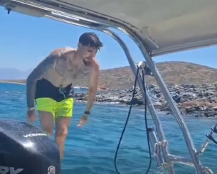 Ο Χουάντσο πήγε κολυμπώντας σε σκάφος με Παναθηναϊκούς: «Ποιος από εσάς είναι Ολυμπιακός;» (video)