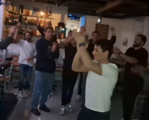 Σε ελληνική ταβέρνα γλέντησαν με την ψυχή τους οι Έλληνες πολίστες μετά το χρυσό στο World Cup (video)