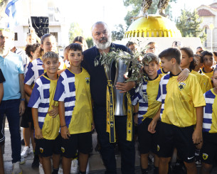 Το τρόπαιο της ΑΕΚ γύρισε στη Νέα Φιλαδέλφεια - Το video της τελετής στην Allwyn Arena