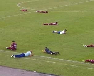 Μέλισσες εισέβαλαν σε αγώνα στη Βραζιλία - Οι ποδοσφαιριστές έπεφταν στο χορτάρι για να καλυφθούν (video)
