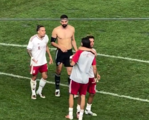 Χαμός με Τσιμίκα - Πέταξε το περιβραχιόνιο του αρχηγού και «αρπάχτηκε» με Σομποσλάι και Τζόουνς (video)