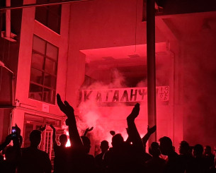 «Ολονυχτία» στην Τούμπα για πώληση του Κωνσταντέλια – Οι οπαδοί του ΠΑΟΚ διαμαρτύρονται (photos)