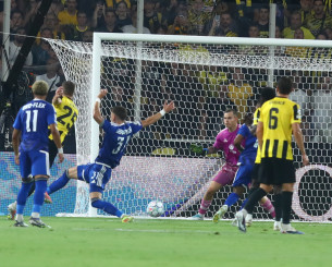 Ο Βάργκα «εκτέλεσε» τον Βούτσοφ για το 2-0 της ΑΕΚ (video)