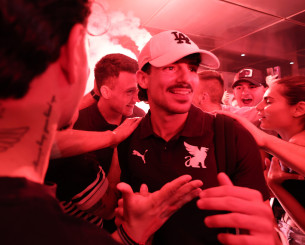 «Παράνοια» στο αεροδρόμιο του Ηρακλείου για τον ΟΦΗ - Υποδοχή ηρώων σε παίκτες και Κόντη (videoς, pics)