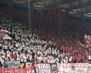 Η ιδιαίτερη πρωτοβουλία των οπαδών του Ολυμπιακού: Μισή λευκή μισή κόκκινη η κερκίδα της Θύρας 7