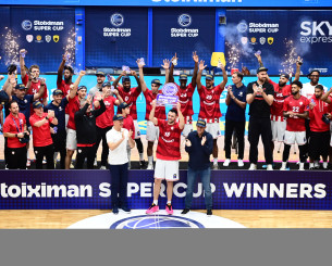 Η απονομή του τροπαίου του Stoiximan Super Cup στον Ολυμπιακό (video)