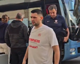 Η άφιξη της αποστολής του Ολυμπιακού για τον μεγάλο τελικό εναντίον του ΠΑΟΚ (video)