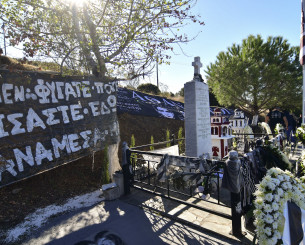 Συγκίνηση στο ετήσιο μνημόσυνο για το δυστύχημα στα Τέμπη παρουσία ΠΑΕ και ΚΑΕ ΠΑΟΚ