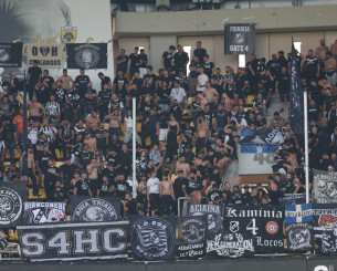 Δυναμική παρουσία των οπαδών του ΟΦΗ στην Allwyn Arena (photo & video)