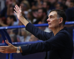 «Εγώ εδώ κάνω τη δουλειά μου» - Τι είπε ο Μπαρτζώκας για τα υβριστικά συνθήματα