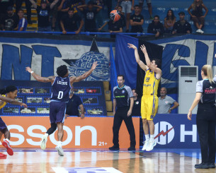 Παπαδάκης for the win: Το μεγάλο τρίποντο του Ελληνα άσου που χάρισε τη νίκη στο Περιστέρι (video)