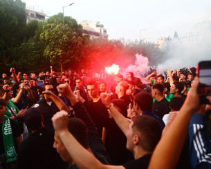 «Ντόπες» από οπαδούς του Παναθηναϊκού έξω από το ξενοδοχείο της ομάδας πριν το ντέρμπι (video)