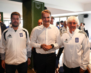 Επίσκεψη Μητσοτάκη στο ξενοδοχείο της Εθνικής: «Εκπλήξατε πολλούς, αλλά όχι τους εαυτούς σας»