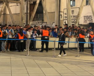 Πανικός στην άφιξη της Εθνικής - Ουρές δύο ώρες πριν το ματς με τη Γερμανία (video)