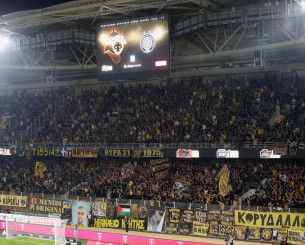 Συνθήματα κατά του Μάκη Αγγελόπουλου στο παιχνίδι της ΑΕΚ με τον ΟΦΗ