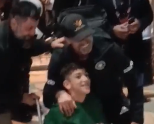 Υπέροχη κίνηση του Κλοπ, υπέγραψε αυτόγραφο στον Γιαννάκη και φωτογραφήθηκε μαζί του - Δείτε το video του Athletiko