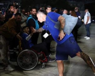 «Πότε θα ’ρθει η Εθνική;»: Αποθέωση από μικρούς φίλους της Ελλάδας έξω από την Τούμπα (video)