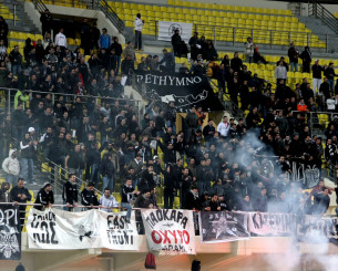 «Ασπρόμαυρο» σκηνικό στο Παγκρήτιο - Με τον κόσμο του ο ΠΑΟΚ κόντρα στον ΟΦΗ στην Κρήτη