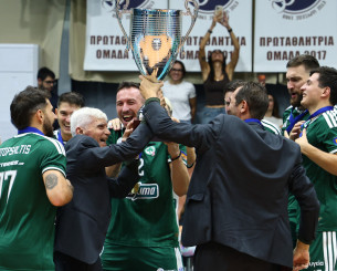 Η απονομή του Super Cup στον Παναθηναϊκό - Ανδρεόπουλος και Αγραπιδάκης σήκωσαν το τρόπαιο