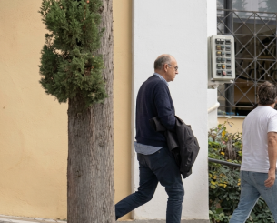 Η στιγμή της αποχώρησης Λιόλιου και Τσαρούχα από την Ευελπίδων με χειροπέδες - Το video του Athletiko