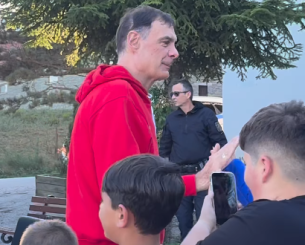 Η πιο όμορφη άφιξη: Δεκάδες παιδιά υποδέχθηκαν την αποστολή του Ολυμπιακού στο Μέτσοβο (video)