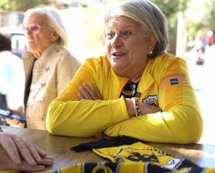 Συγκινεί η γιαγιά με το καπνογόνο που ξεχώρισε ο Νίκολιτς: «Η ΑΕΚ είναι θρησκεία για εμάς τους πρόσφυγες»