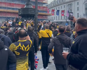 «Κιτρινόμαυρο» το Piccadilly από τον κόσμο της ΑΕΚ - Δείτε το video του Athletiko