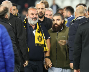 Ενταση στο φινάλε του ΠΑΟΚ-ΑΕΚ: Τα είπαν Ηλιόπουλος και Σαββίδης (video)