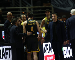 Πρόβλημα με Κατσίβελη στην ΑΕΚ, αποχώρησε τραυματίας