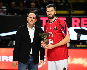 Συγκίνηση στη Sunel Arena: Ο Ολυμπιακός βράβευσε τον Αλεκ Πίτερς