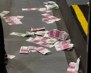 «Προμηθέας... δεσμώτης», πεταμένα 500ευρα και πανό για Λιόλιο - Η υποδοχή για τους Πατρινούς στο Μαρούσι (video)