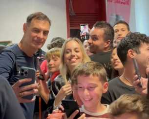 Μοίρασαν αυτόγραφα και χαμόγελα οι παίκτες του Ολυμπιακού κι ο Μπαρτζώκας στην Πάτρα (video)
