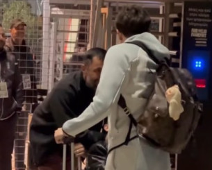 Η συγκινητική κίνηση του Ρότα προς τον μικρό Γιαννάκη: «Θα σου δώσω μετά τη φανέλα, εντάξει;» (video)