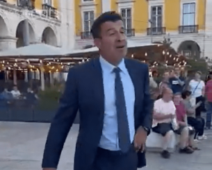 Ο Φίγκο «τα άκουσε» από οπαδούς της Μπαρτσελόνα και τους έδειξε τα γεννητικά του όργανα (video)