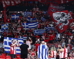 Αμέτρητες ελληνικές σημαίες στο ΣΕΦ και σε παράταξη πίσω από τον πάγκο του Παναθηναϊκού