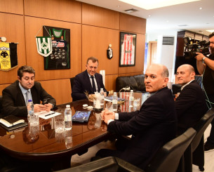 Έφτασαν οι Αγγελόπουλοι στο γραφείο του Βρούτση (video)